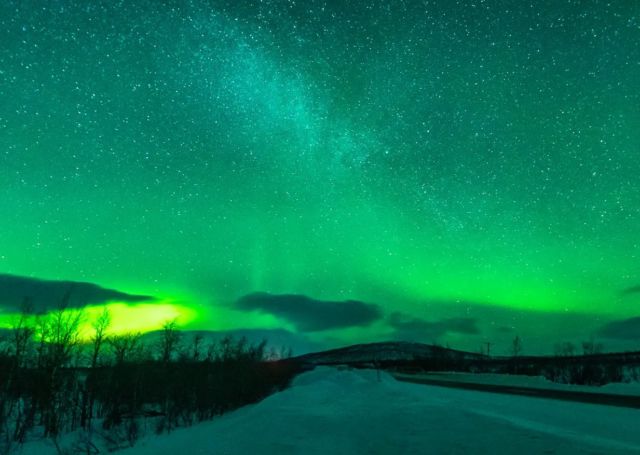 Quand les aurores rencontrent la voie lactée 🌌  Alors que notre groupe est en pleine chasse d'aurores boréales, notre guide photo @thibaut.marot s'arrête sur le bas côté et nous fait planter nos trépieds dans la neige.  Quelques minutes plus tard, le ciel se couvre d'une gigantesque aurore boréale 😍 Le spectacle est saisissant !  Et quand la voie lactée se pointe derrière l'aurore, ça en devient incroyable.  Souvenir d'une nuit fraîche en Laponie suédoise, mais magique !
.
.
.
.
.
#aurore #auroreboréale #auroresboreales #auroresborealeslaponie #auroreborealesuede #auroraborealis #northernlights #nightscaper #auroraboreale #arcticcircle #astrophoto #nightimages #nothernlights #astro_photography #nightphotography #auroras #reachthenightsky #startrails #aurora #sweden  #northernlightsphotos #discoverearth #earthfocus #instatravel #ourplanetdaily