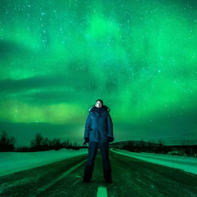 Mon plus beau souvenir voyage de 2022  Cette année je n'ai pas énormément voyagé mais s'il y en avait un à retenir, c'est bien la Suède lapone en mars.  Et notamment une nuit qui restera à jamais gravée dans mon esprit 🤗.  Alors que nous étions en pleine chasse aux aurores boréales, notre guide s'arrête, nous dit de descendre du minibus et de poser nos trépieds car la magie allait arriver...  Et pendant près de 2h, les aurores étaient là, à danser dans le ciel 🌌, et nous avons même pris le temps de nous prendre en photo, le ciel couvert d'aurores boréales vertes, avec la voie lactée qui se pointait.  Souvenir d'une nuit magique, en Laponie suédoise.  Vivement que j'y retourne 🔥
.
.
.
.
.
.
.
#aurora #auroreboréale #auroreboreale #auroresboreales #auroreborealesuede #auroreborealis #northernlight #northernlights #northerlightsphotos #northerlightsweden #northernlightspainting #northernlightsphotography #northernlightspalette #landscape #landscapephotography #astrophotography #lapland #laplandsweden #fujifilm #xt3 #fujifilmxt3