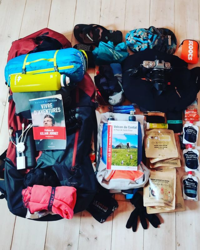 Nouveau défi sportif & Nature  Demain je pars réaliser le GR400, le tour des Volcans du Cantal en Auvergne 🌋  Quelques chiffres sur ce trek en autonomie, avec ma nourriture et ma tente :
🏁 140 kilomètres 
📈 5 900m de dénivelé positif
📉 5 900 de dénivelé négatif 
🕛 4 jours et 3 nuits
🚶 environ 35km par jour et 1500m de D+  En général ce trek se fait entre 6 à 8 jours mais comme toujours, j'aime allier le défi sportif, la découverte et la photo.  C'est le seul moment de l'année où je coupe complètement internet. Je me retrouve avec moi-même, en introspection, réflexion. 🤔 Je ne peux compter que sur moi-même. Et ça n'a pas de prix.  A dans 4 jours... Si tout va bien 🤟
.
.
.
.
.
.
#gr400 #gr400auvergne #auvergne #cantal #volcans #tourdesvolcansducantal #tourdesvolcansdauvergne #trek #trekking #randonnée #hike #hiking