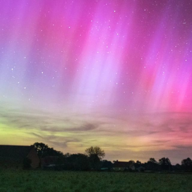 Des aurores boréales dans le Berry 🤩  Dans la nuit de vendredi à samedi, presque partout en France, des aurores étaient visibles dans le ciel !  Cela fait suite à une tempête solaire ☀️, la plus puissante de ces 20 dernières années.  Dès que j'ai su qu'il y avait la possibilité d'en voir, je suis sorti de 00h à 3h30 du matin, doté de mon appareil photo (malheureusement mon grand angle était resté à Paris) et de mes applications pour le suivi des aurores.  Dans le centre de la France, le ciel y est extrêmement dégagé et bourré d'étoiles 🌌, et facile de trouver des champs sans pollution lumineuse  C'est absolument exceptionnel d'en voir en France 🎉 d'habitude il faut être près des pôles Nord et Sud pour les voir.  Ca y est je suis nostalgique de l'Islande et Laponie  Je vous explique ce qu'est une Aurore boréale dans le prochain post, pourquoi ces couleurs, comment les observer dans un prochain post 🙏  .
.
.
.
.
.
.
#aurore #auroreboreale #auroreboréale
#auroresboreales
#aurores #northernlight #northernlightsphotos #northernlights #northernlightsphotography #berry